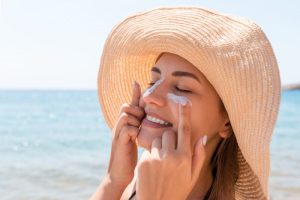 Dokter Kulit Sebut Sunscreen Lebih Utama Dari Pelembap Mahal