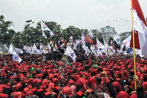 Demo Buruh Di Jakarta: Massa Padati Monas Dan Gedung DPR