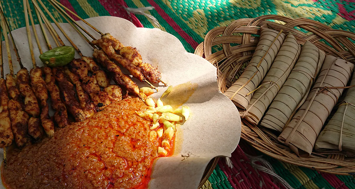 Sensasi Sate Bulayak Bumbu Santan Dan Lontong Daun Enau