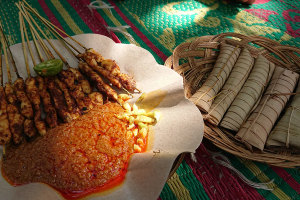 Sensasi Sate Bulayak Bumbu Santan Dan Lontong Daun Enau
