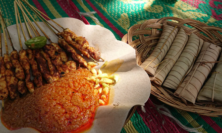 Sensasi Sate Bulayak Bumbu Santan Dan Lontong Daun Enau