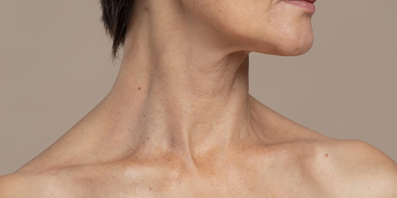 Fenomena Tech Neck: Kerutan Kulit Leher Akibat Sering Menunduk