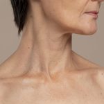 Fenomena Tech Neck: Kerutan Kulit Leher Akibat Sering Menunduk