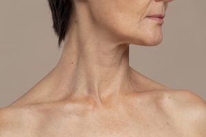 Fenomena Tech Neck: Kerutan Kulit Leher Akibat Sering Menunduk 