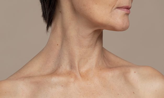 Fenomena Tech Neck: Kerutan Kulit Leher Akibat Sering Menunduk