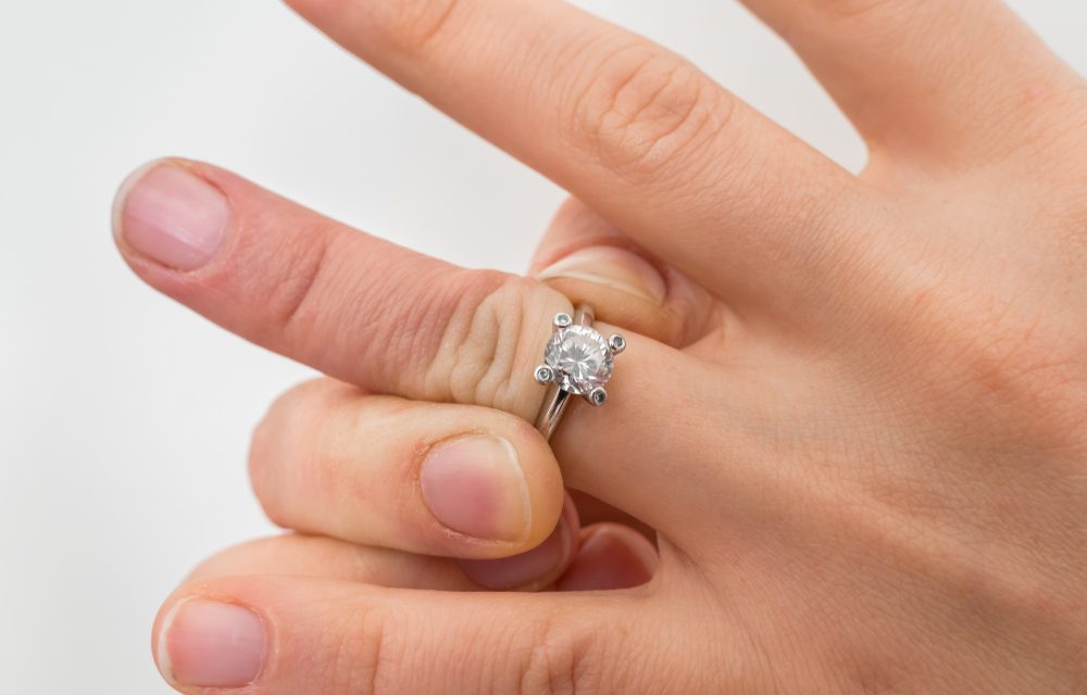 Cara Melepaskan Cincin Kekecilan Pakai Dental Floss