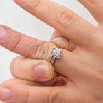 Cara Melepaskan Cincin Kekecilan Pakai Dental Floss