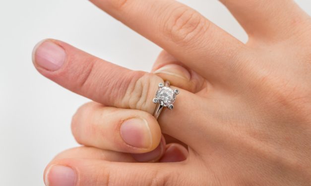 Cara Melepaskan Cincin Kekecilan Pakai Dental Floss