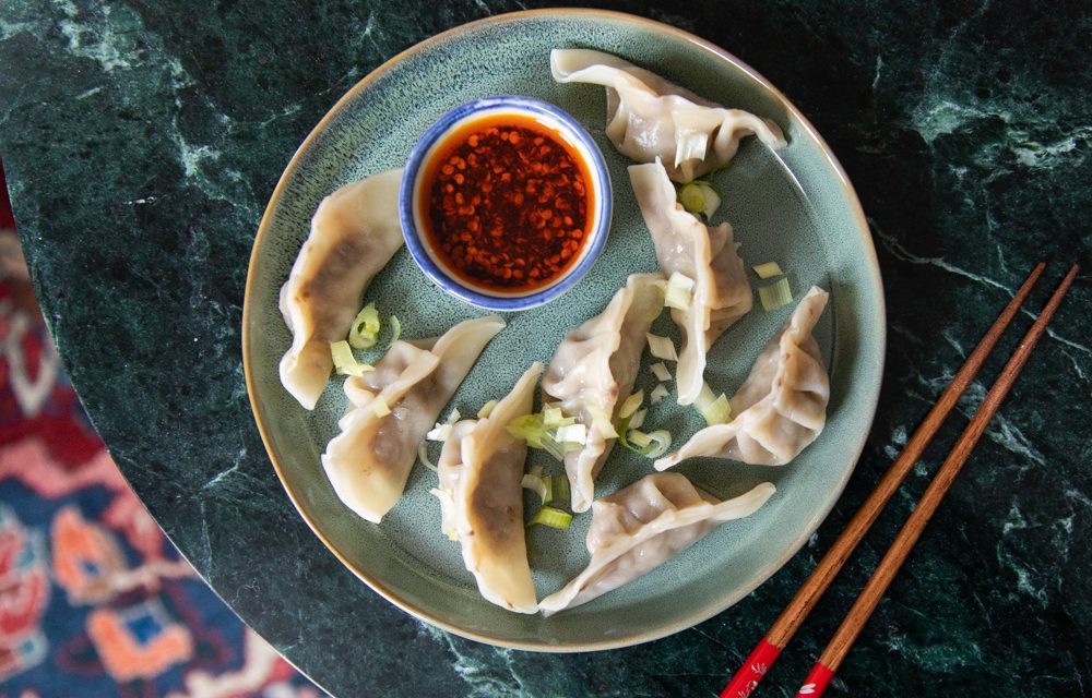 Menikmati Jiaozi Kukus Tiongkok Isi Daging Kol Dan Saus Cuka