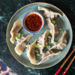 Menikmati Jiaozi Kukus Tiongkok Isi Daging Kol Dan Saus Cuka
