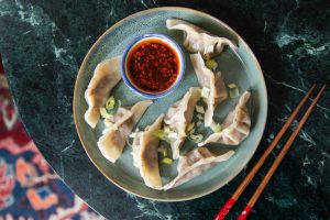 Menikmati Jiaozi Kukus Tiongkok Isi Daging Kol Dan Saus Cuka