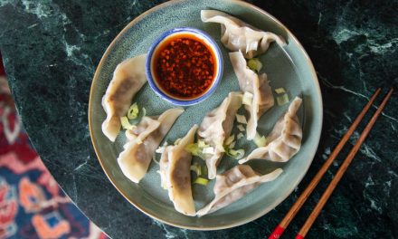 Menikmati Jiaozi Kukus Tiongkok Isi Daging Kol Dan Saus Cuka