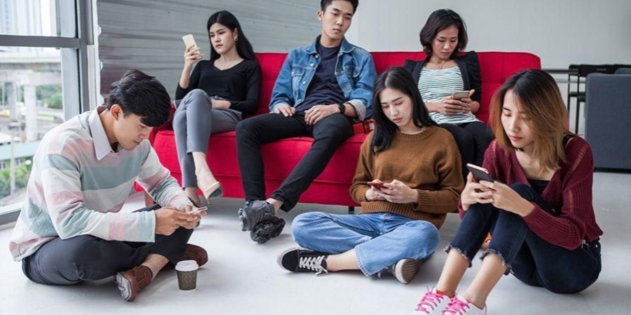 Waspada Phubbing Yang Bikin Hubungan Pertemanan Renggang