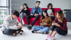 Waspada Phubbing Yang Bikin Hubungan Pertemanan Renggang