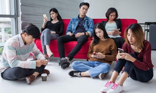 Waspada Phubbing Yang Bikin Hubungan Pertemanan Renggang
