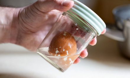 Trik Mengupas Telur Rebus Banyak Tanpa Merusak Tekstur