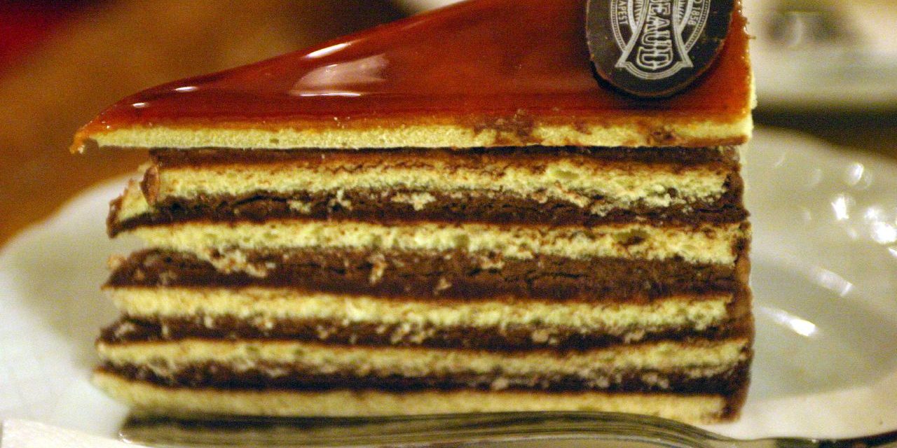 Sensasi Dobos Torte Dengan Mahkota Karamel Mengilap