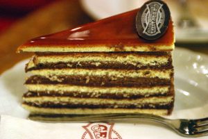 Sensasi Dobos Torte Dengan Mahkota Karamel Mengilap