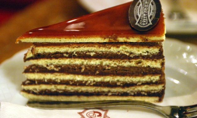 Sensasi Dobos Torte Dengan Mahkota Karamel Mengilap