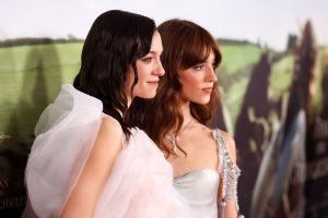Pesona Gaun Mewah Daisy Edgar-Jones Dan Esme Creed-Miles