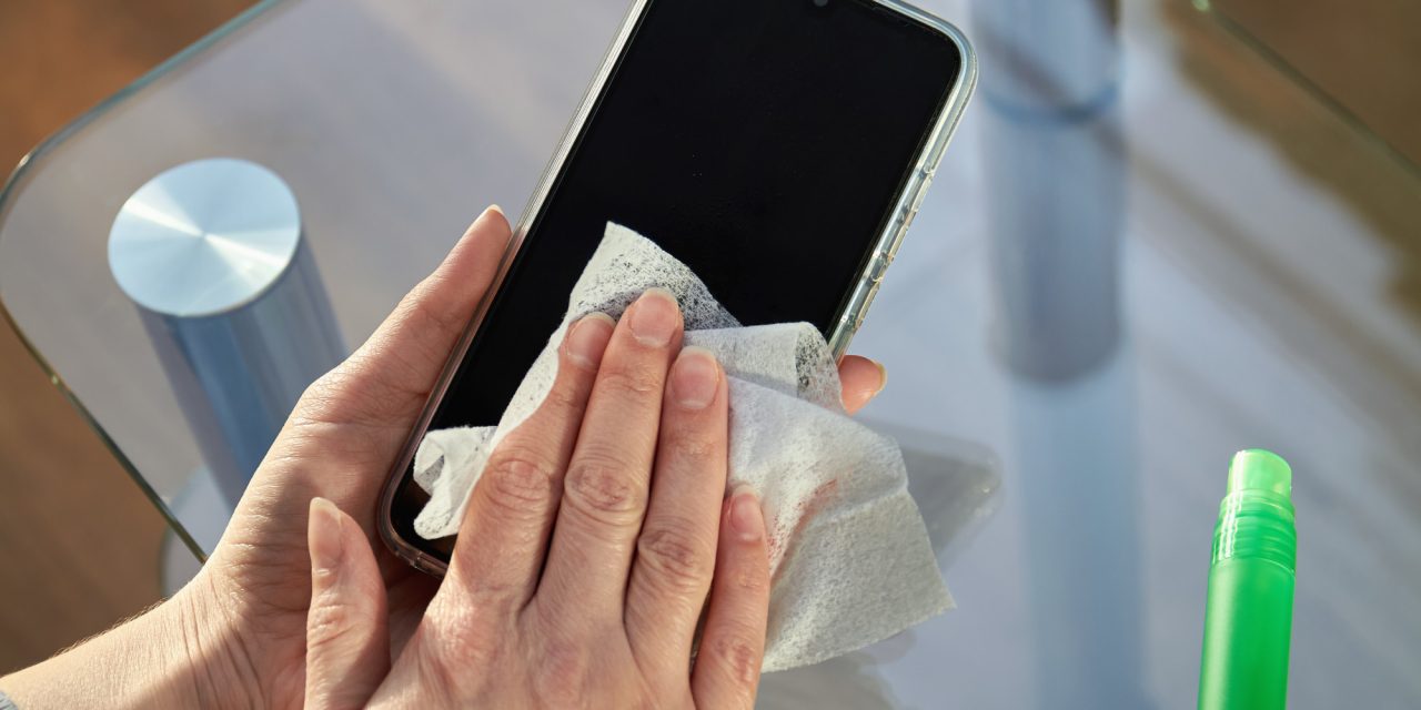 Hack Bersihkan Layar Gadget Berminyak Dengan Hand Sanitizer
