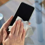 Hack Bersihkan Layar Gadget Berminyak Dengan Hand Sanitizer