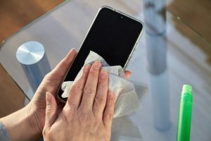 Hack Bersihkan Layar Gadget Berminyak Dengan Hand Sanitizer